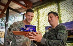 US Army Hawaii Commander Visits PH Army's 2ID at Camp Capinpin