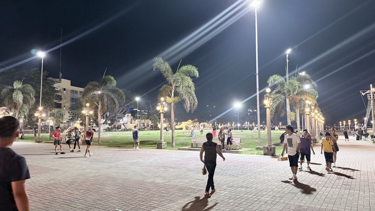 “ADTO TA SA PANTAWAN” 1 Pantawan People’s Park at night: the lawn, promenade and lights.