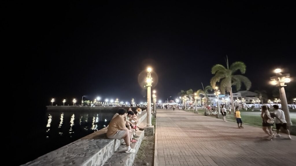 “ADTO TA SA PANTAWAN” 10 People seated along the Pantawan seawall at night.