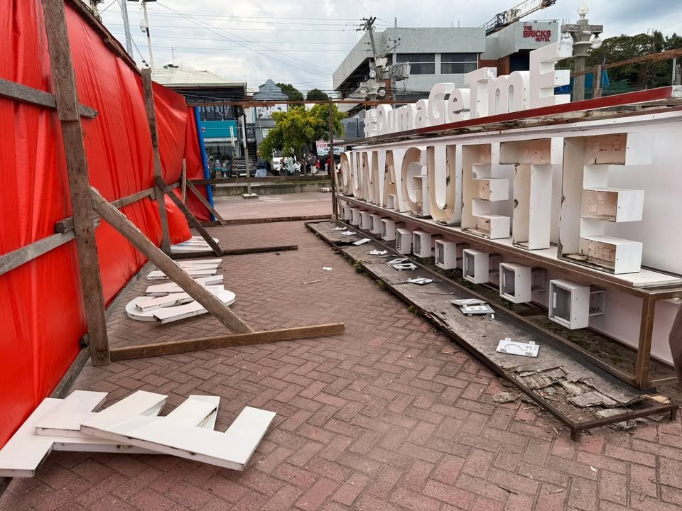 Crews take down the #DumaGetMe sign at Pantawan, October 2025. (BNNO)