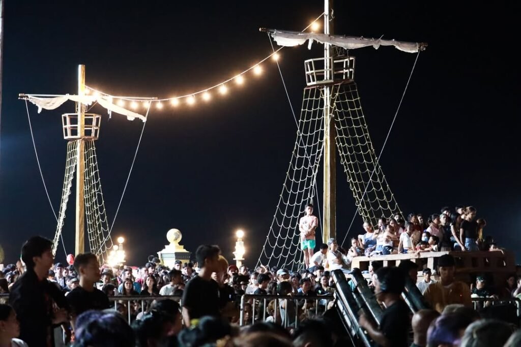 The lit replica of the ship Victoria at Pantawan People's Park, September 2024. (BNNO)