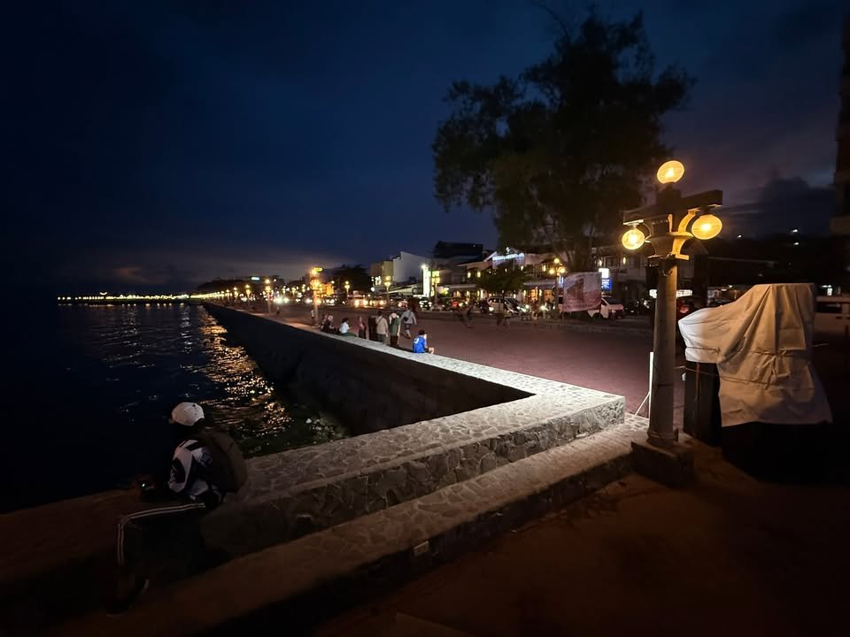The lit seawall promenade at night, October 2025. (BNNO)
