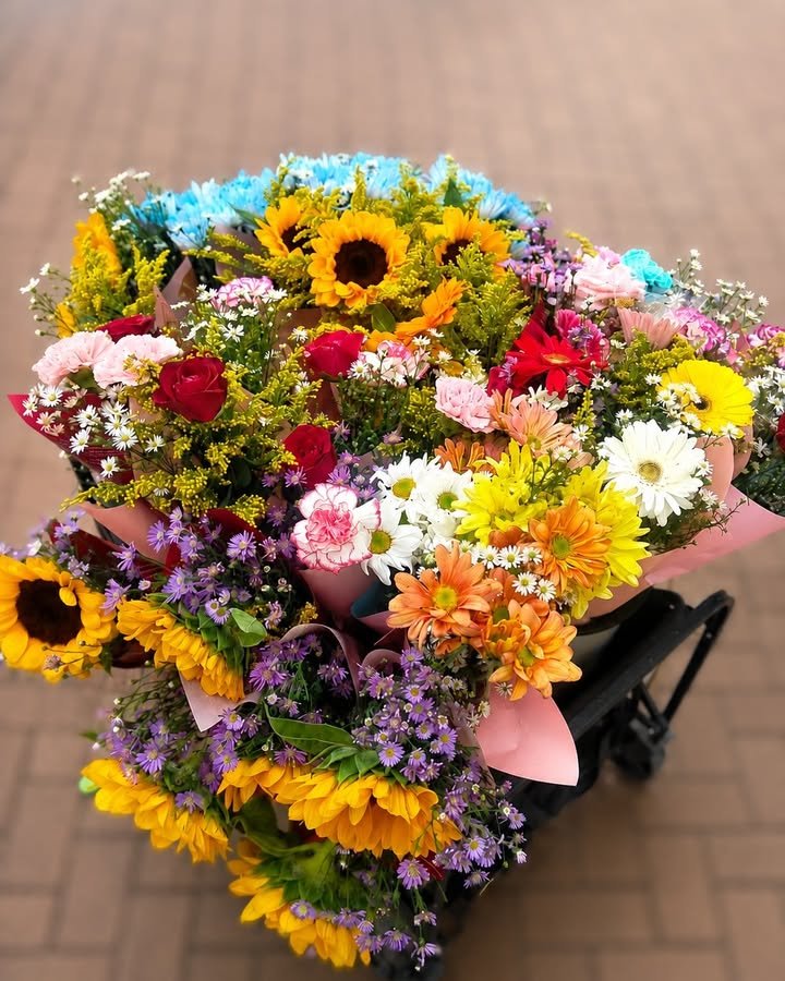 Fresh-flower bouquets sold at Pantawan People's Park for ₱100, July 2026. (BNNO)
